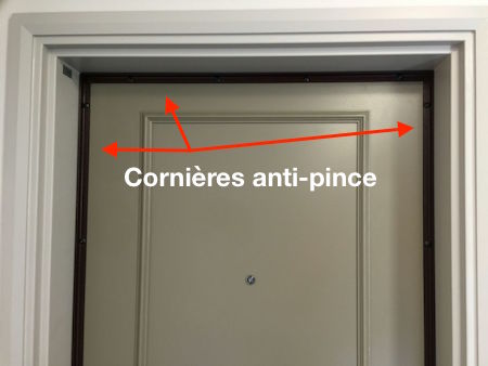 Renforcer sa porte en posant des cornières anti-pinces